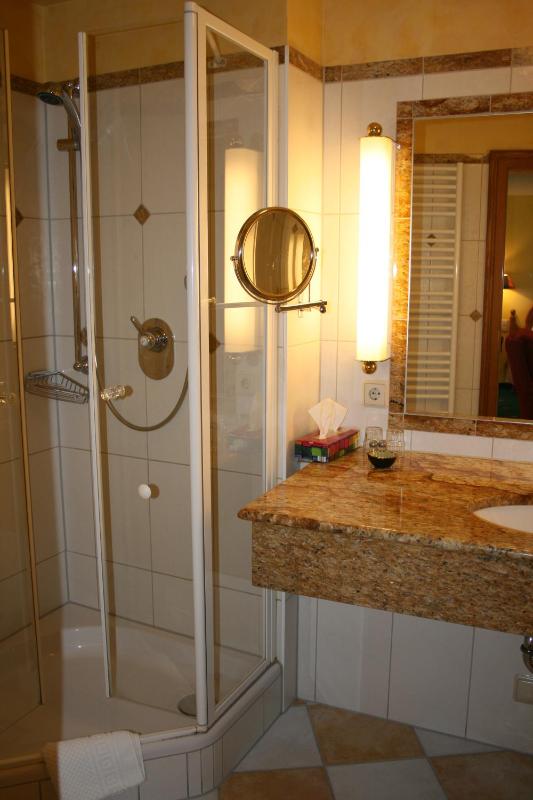 Double Room image 3
