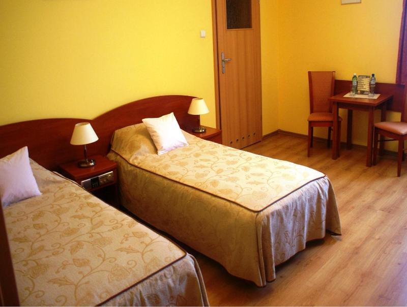 Deluxe Twin Room image 3