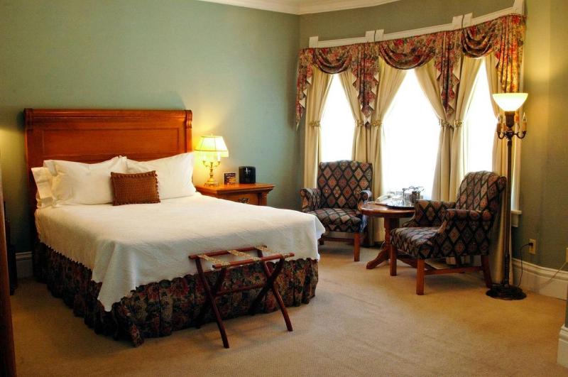 Deluxe King Suite image 3