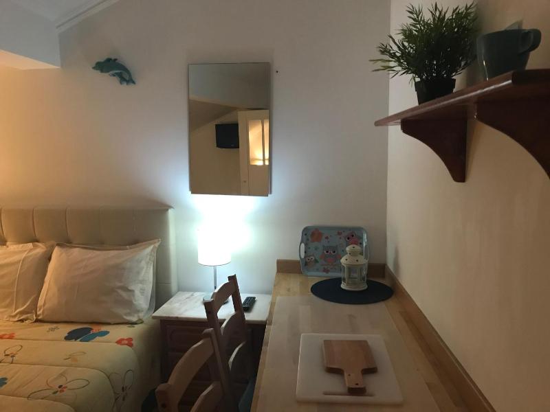 Basic Triple Room with Shared Bathroom image 1