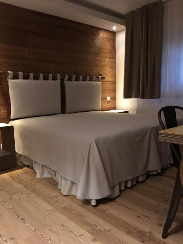 Double or Twin Room with Private Bathroom image 1
