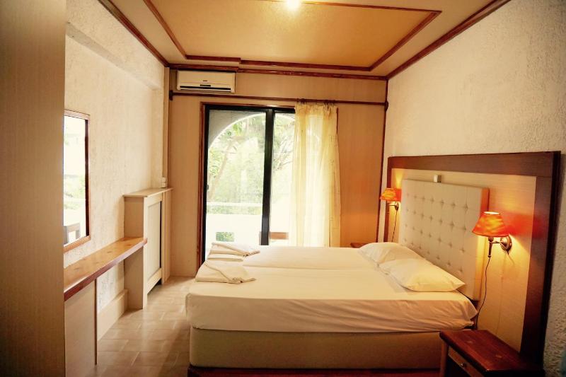 Double or Twin Room image 4