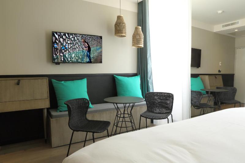 Deluxe King Room image 3