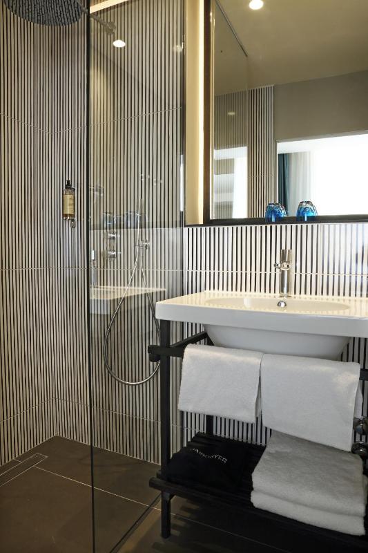 Deluxe King Room image 3