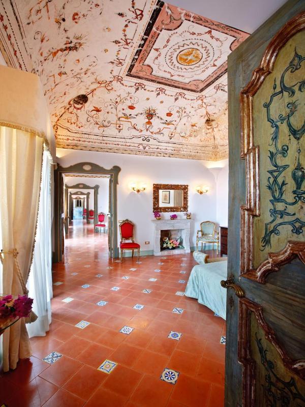 Suite with Hot Tub image 2