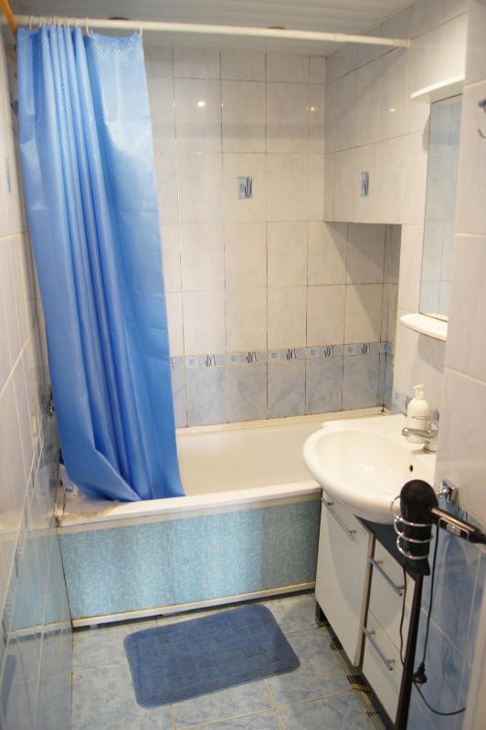 Twin Room with Shared Bathroom image 1