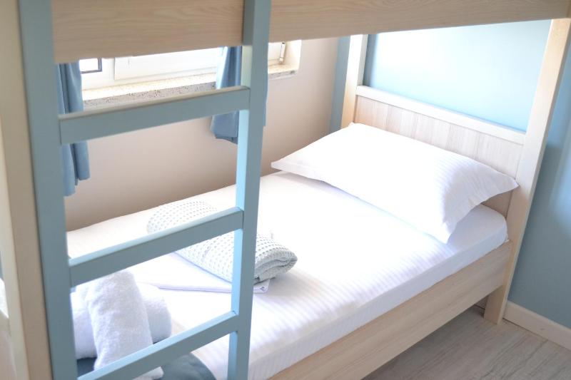 Economy Twin Room image 3