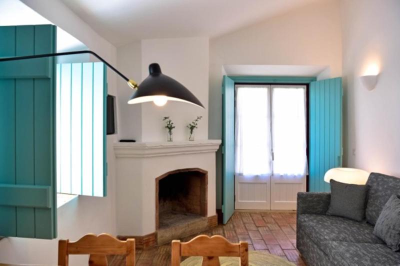 Suite with Fireplace and Kitchennette  image 3