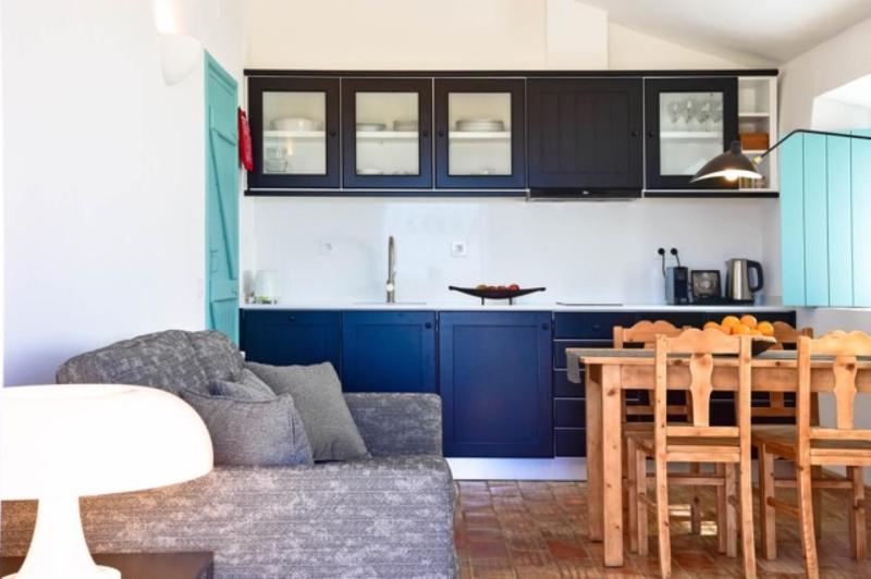 Suite with Fireplace and Kitchennette  image 4