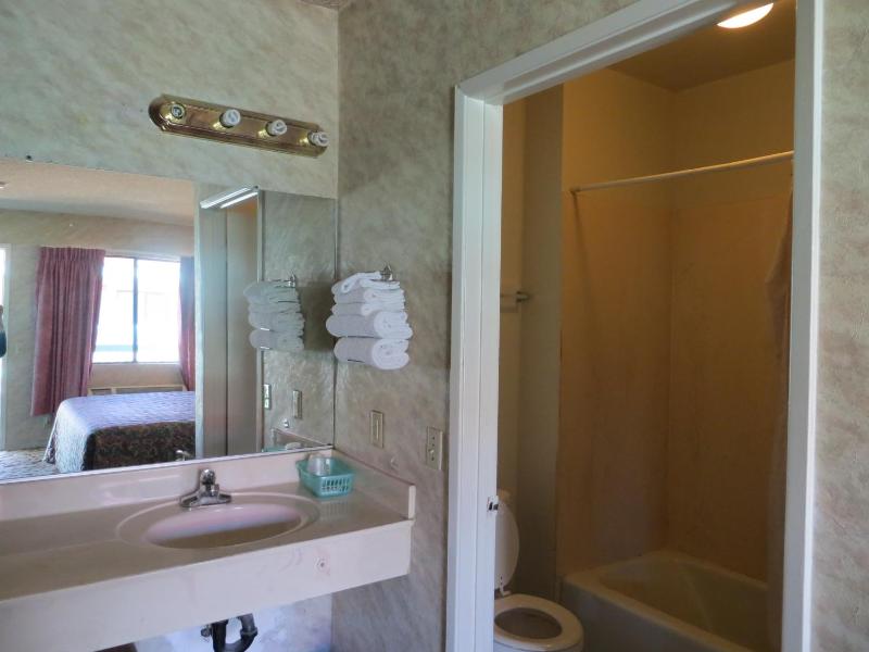 King Room - Non-Smoking image 3