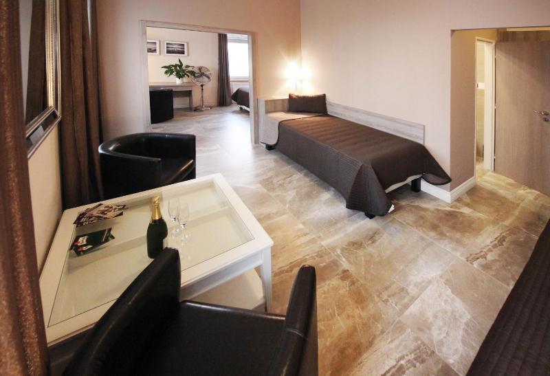 Luxury Quadruple Room image 3