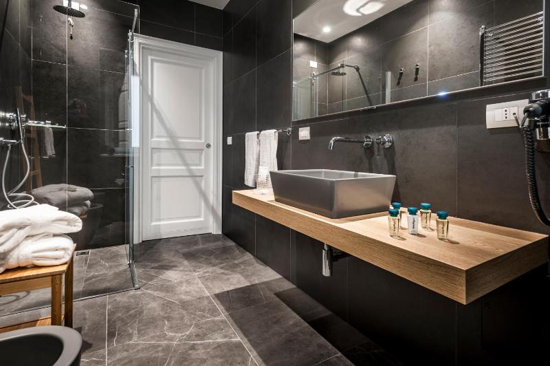 Superior Deluxe Double Room with City View image 2