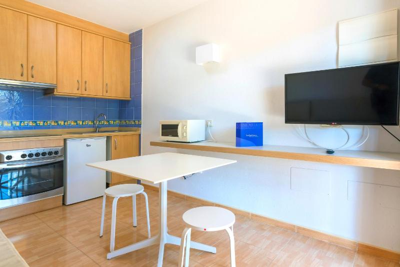 Superior Two-Bedroom Apartment (3 adults) image 3