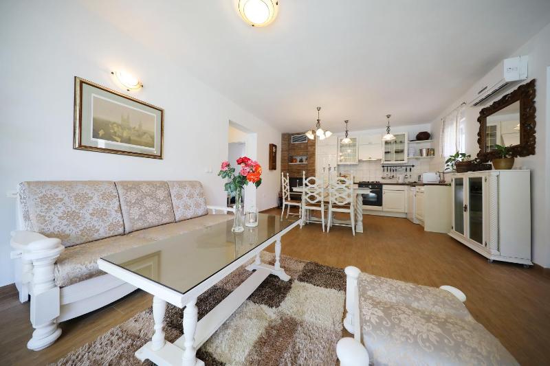 Deluxe Apartment image 2