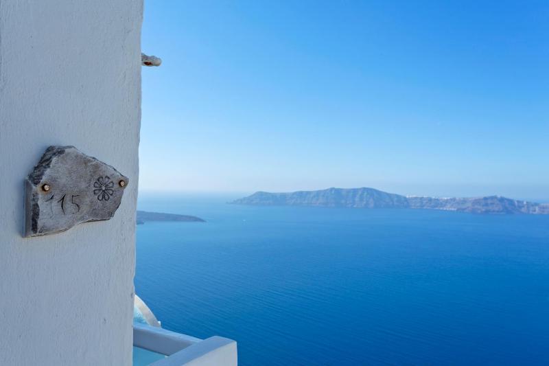 Premier Double Room with Caldera View image 2