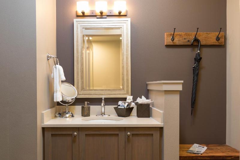 Deluxe Queen Room image 2
