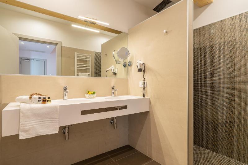 Deluxe Suite with Partial Sea View image 4