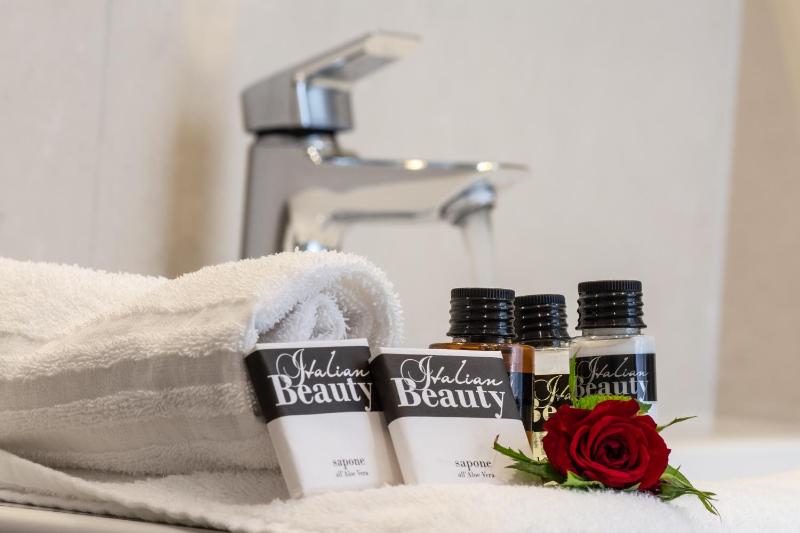Deluxe Double or Twin Room with Sea View image 2