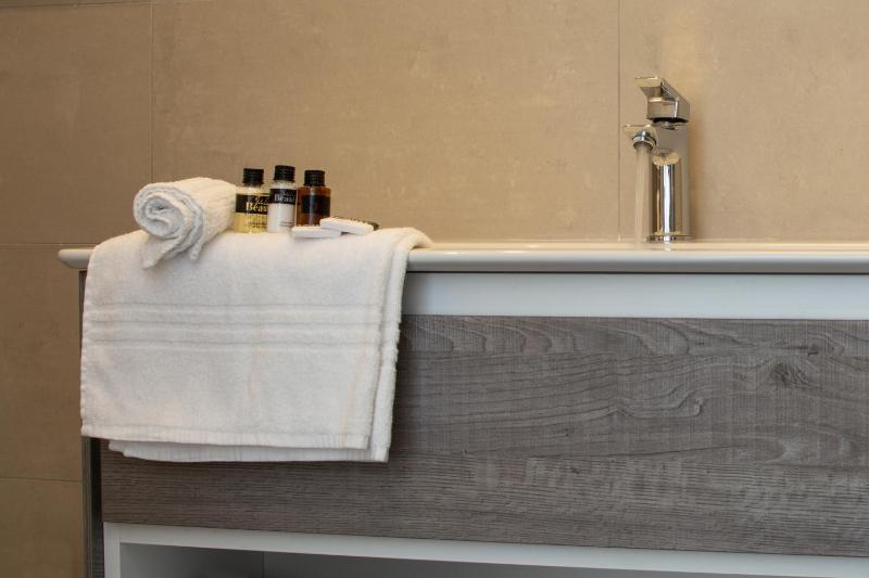 Deluxe Double or Twin Room with Sea View image 4