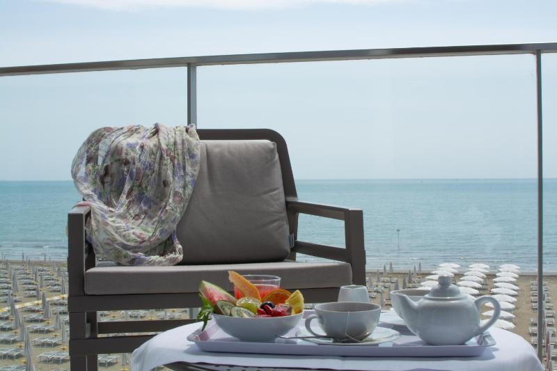 Deluxe Double or Twin Room with Sea View image 3