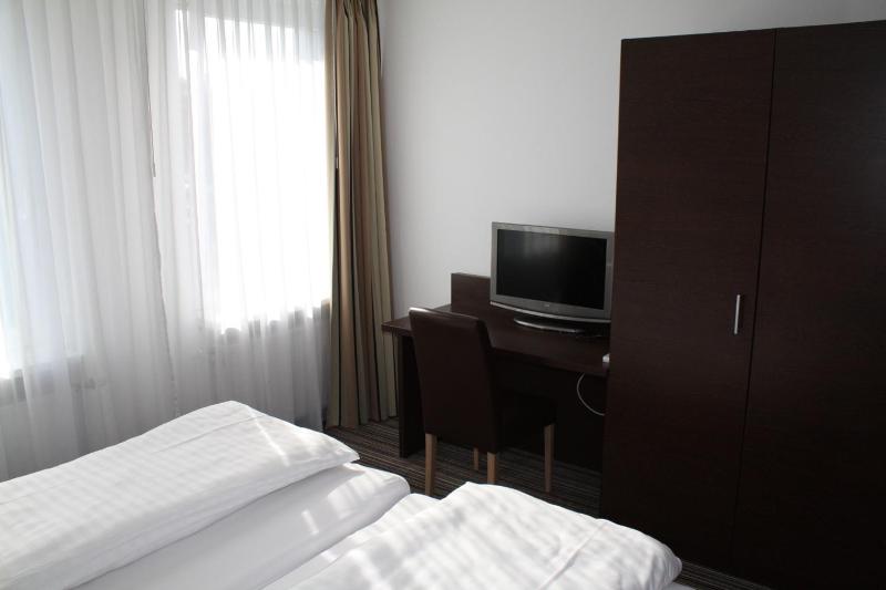 Standard Double Room image 4