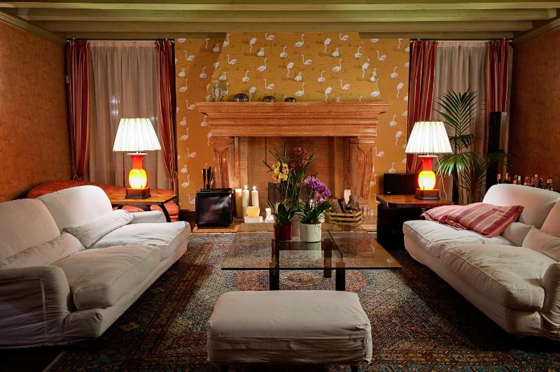 Two Connecting Double Rooms image 3
