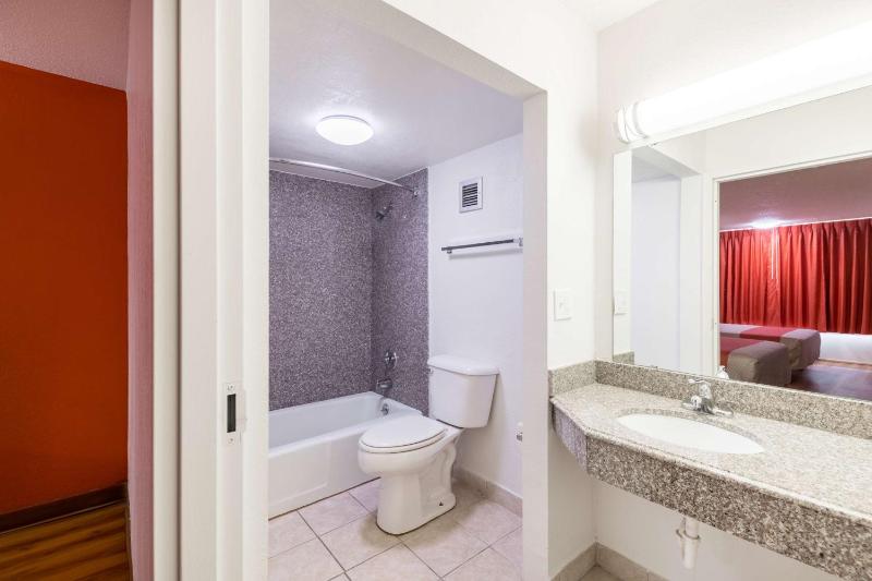 Queen Room - Non-Smoking image 1