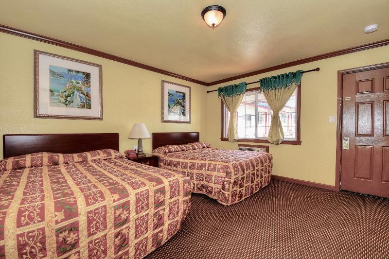 Queen Room with Two Queen Beds - Non-Smoking image 3