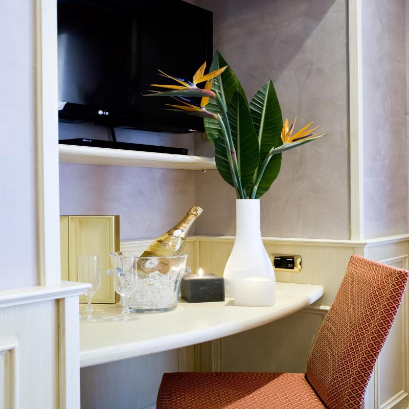 Deluxe Double or Twin Room image 3