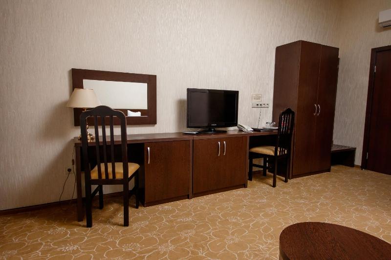 Standard Double or Twin Room with Mountain View without Balcony image 3