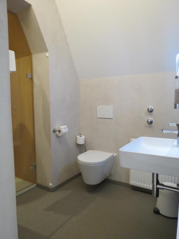 Economy Triple Room image 2
