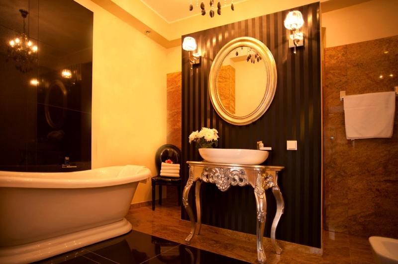 Deluxe Double Room image 2