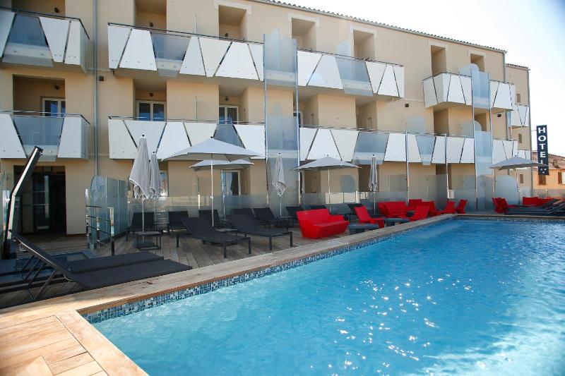 Superior Double with Pool View image 4