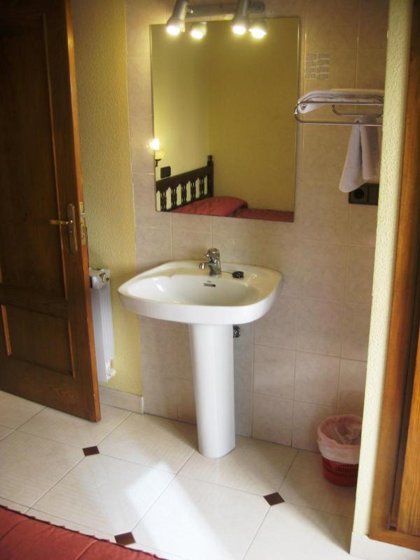 Single Room with Shared Bathroom image 2