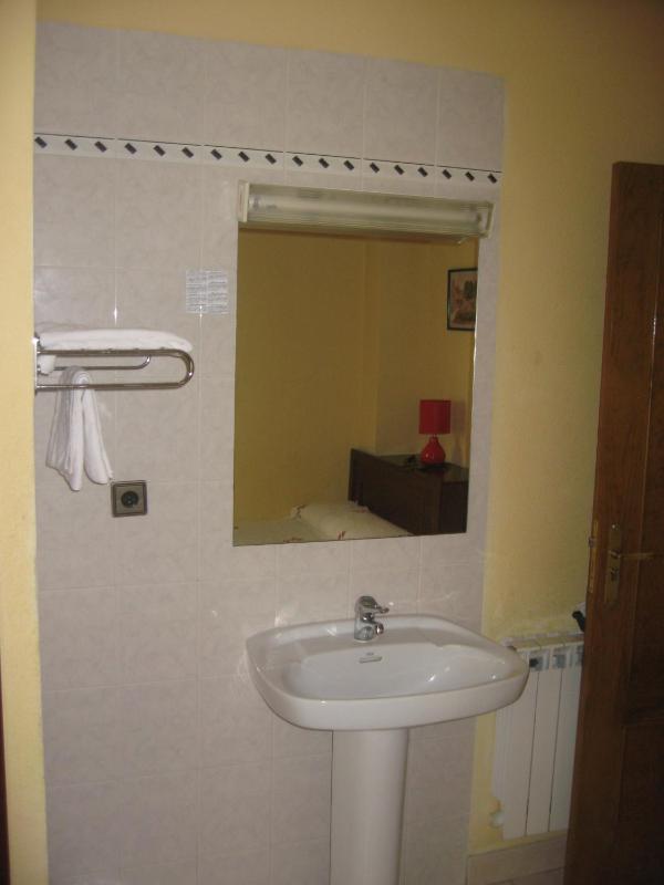 Single Room with Shared Bathroom image 4