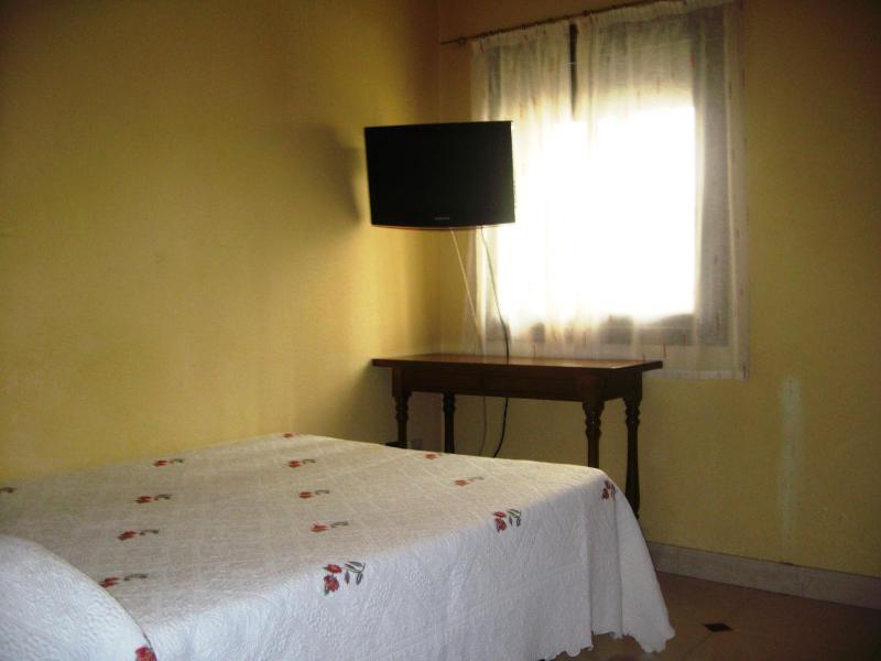 Single Room with Shared Bathroom image 3