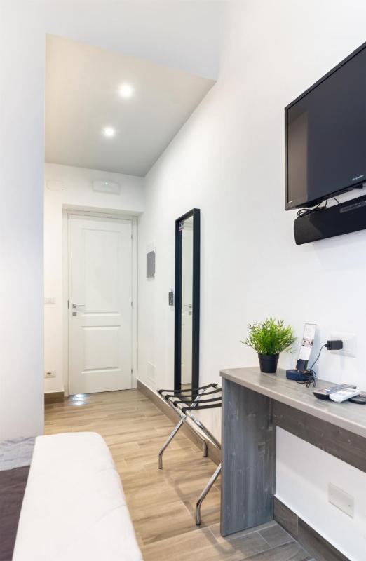 Economy Double Room image 3