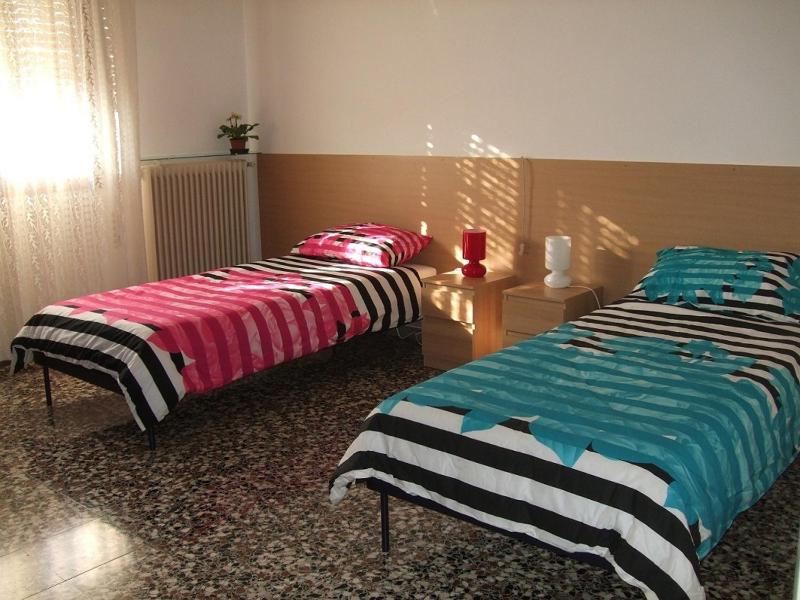 Twin Room with Shared Bathroom image 2