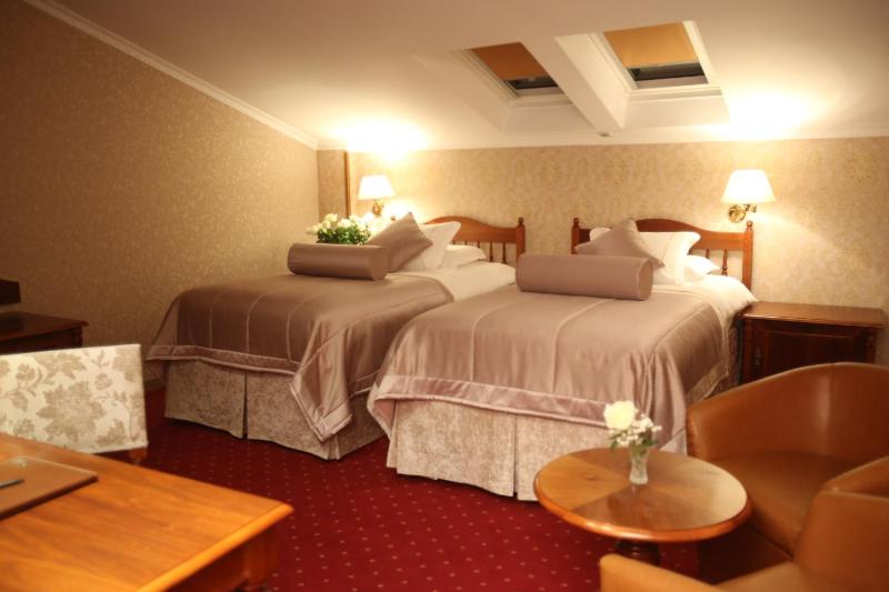 Twin Room image 2