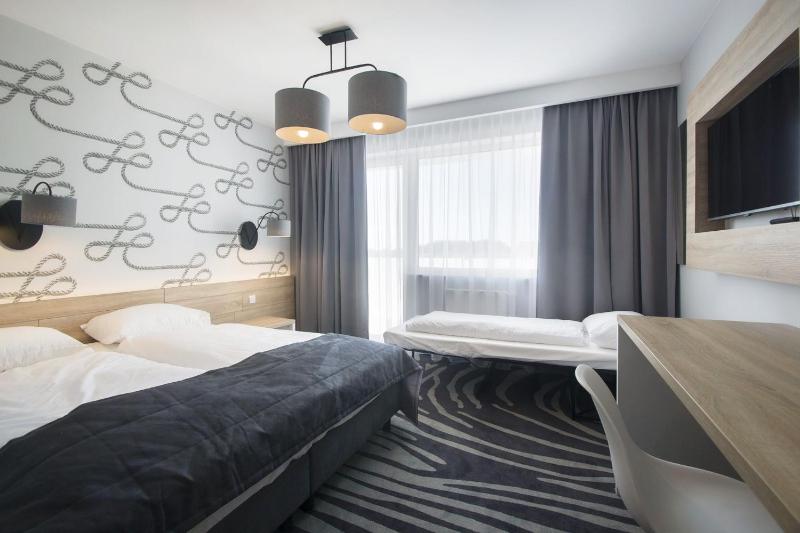 Double Room with Balcony (2 Adults + 1 Child) image 4