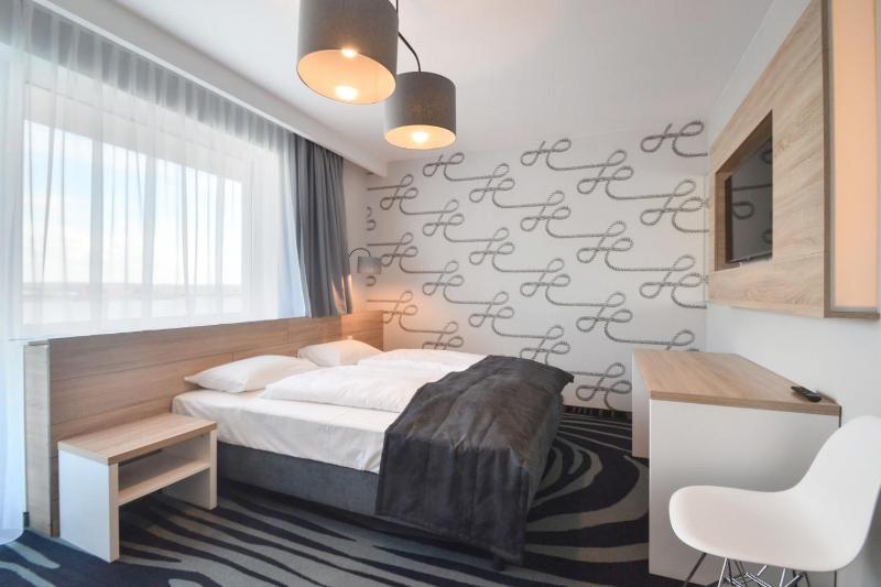 Double Room with Balcony (2 Adults + 1 Child) image 3