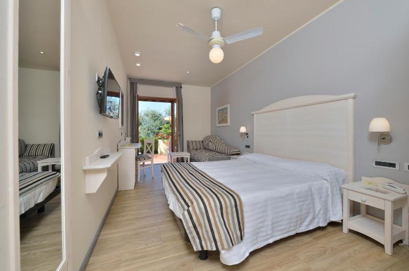 Deluxe Triple Room with Garden View image 4