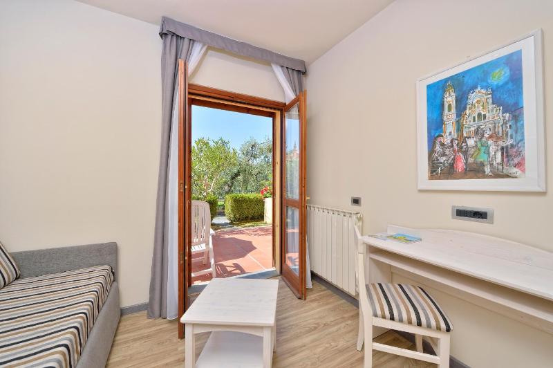 Deluxe Triple Room with Garden View image 3