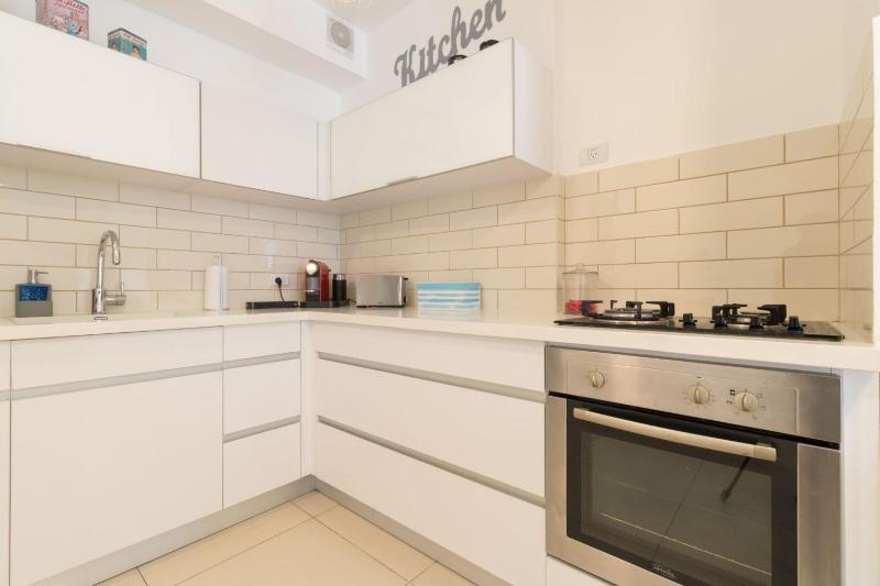 Luxury One-Bedroom Apartment/parking in city center - image 14