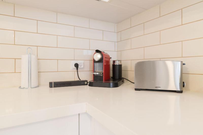 Luxury One-Bedroom Apartment/parking in city center - image 16