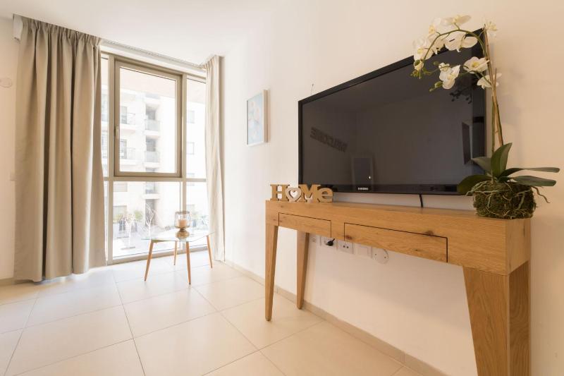 Luxury One-Bedroom Apartment/parking in city center - image 12