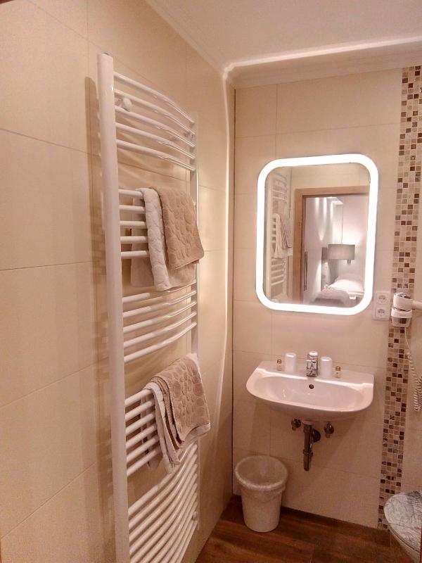 Triple Room with Shower image 4