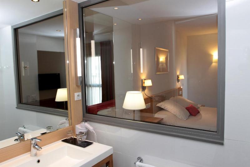 Queen Room with Sea View image 3
