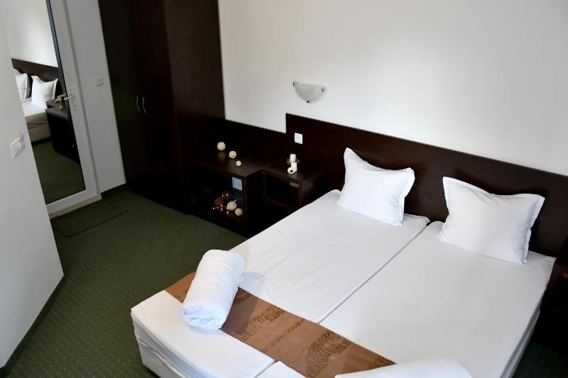 Double Room image 3