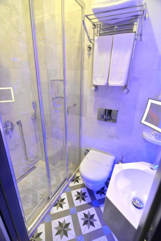 Two Connecting Double Rooms image 3